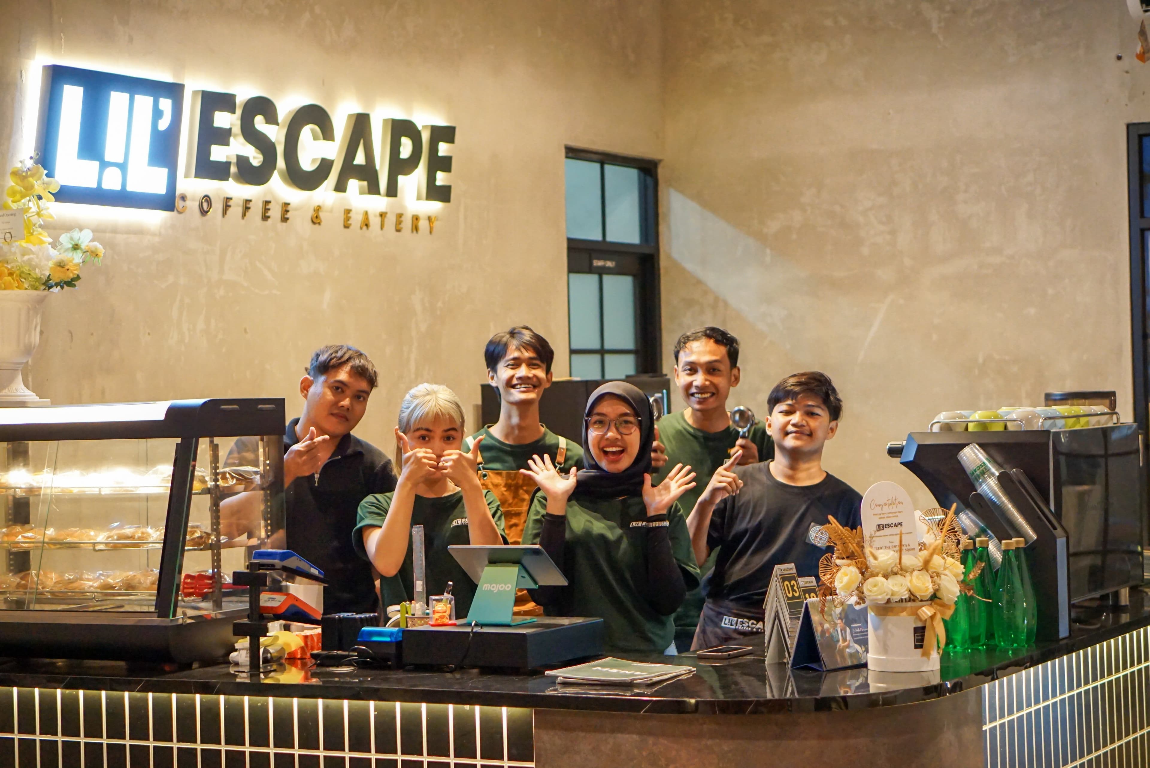Barista Lil' Escape Coffee sedang menyeduh kopi spesialti